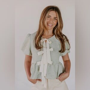 Elegant Green Textured Top with Bow Accents idem ditto